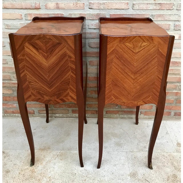 Pair of French Louis XV Style Marquetry Bedside Tables, 20th Century For Sale - Image 11 of 13
