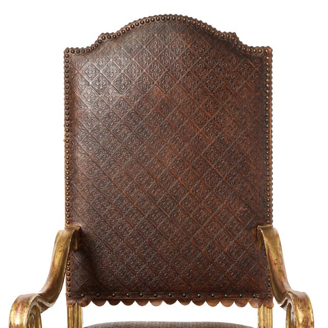 Late 18th Century Pair of Louis XIV Armchairs in Tooled Leather and Gilt Wood, Late 18th C. For Sale - Image 5 of 18