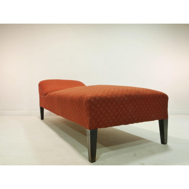 This beautiful vintage chaise longue from the 1960s combines comfort with timeless mid-century design. Its curved shape...
