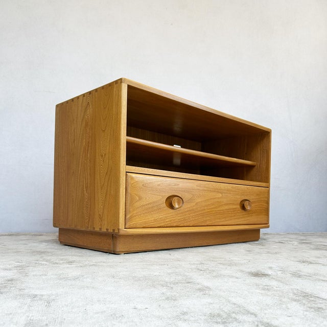 Windsor Elm Media Unit by Lucian Ercolani for Ercol, 1990s For Sale - Image 6 of 17