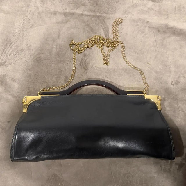 A 1980s Black Leather and Faux Tortoiseshell Bakelite Italian Top Handle Bag For Sale - Image 9 of 17