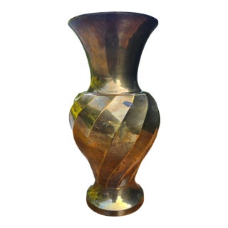 Vintage Solid Brass Spiral Twist Vase – Mid-Century Modern Sculptural Decor For Sale