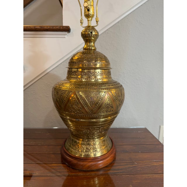 Moroccan 1930/1940s Large Boho Moroccan Urn Tooled Brass Lamp With Copper and Wood Accents For Sale - Image 3 of 12