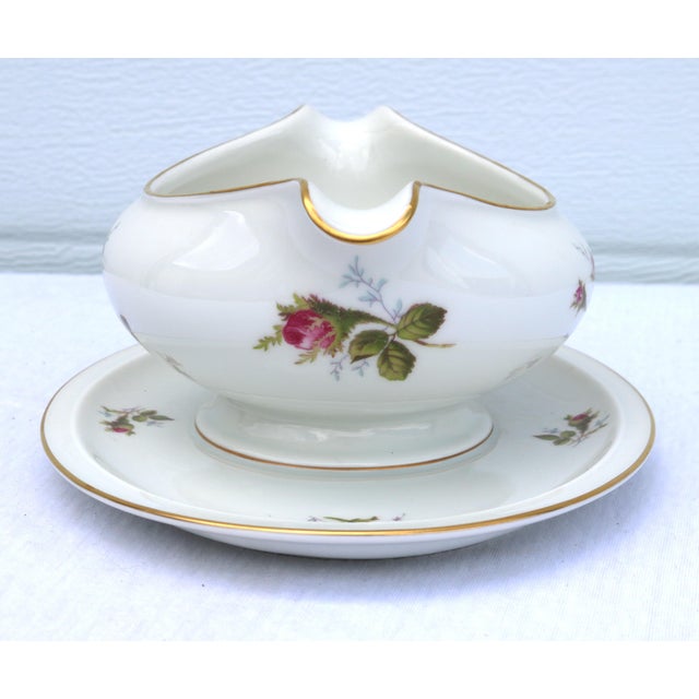 Traditional Mid 20th Century Rosenthal Selb Germany Winifred Petal Lane Pattern Double Spout Gravy Boat With Attached Underplate For Sale - Image 3 of 8