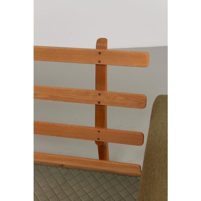 Danish Modern Oak Sofa GE-236/4 by Hans J. Wegner for Getama, 1960s. For Sale - Image 11 of 18