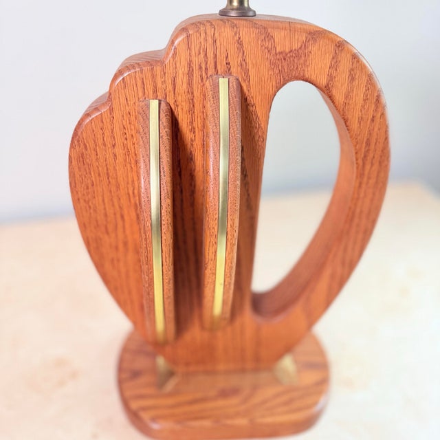 Vintage Mid-Century Modern Oak & Brass Sculptural Table Lamp — Cutout Base, Abstract Harp Shape For Sale - Image 4 of 7