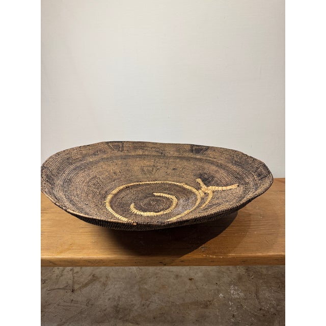 Tribal Mid 20th Century Vintage Handwoven Basket With Organic Spiral & Tribal Motif For Sale - Image 3 of 6