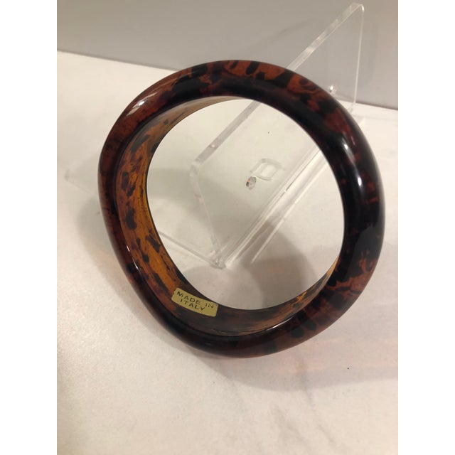 1970s Italian Lucite Tortoise Shell Abstract Bangle For Sale - Image 10 of 10