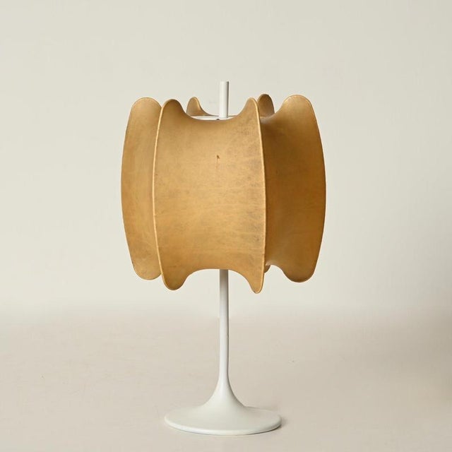 Metal Beige Tulip Cocoon Table Lamp with Brass Base attributed to Castiglioni for Hille, Italy, 1960s For Sale - Image 7 of 13