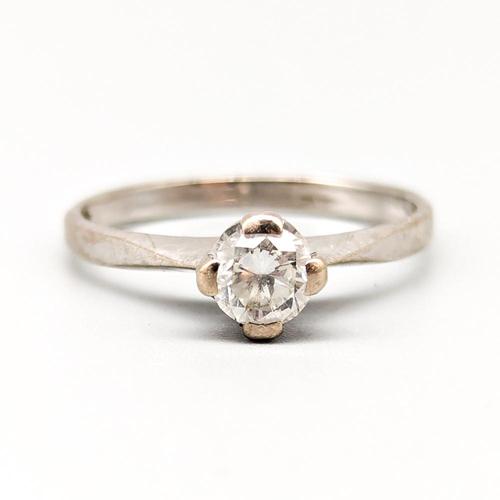 18 Karat Gold Solitaire Ring with Diamond For Sale - Image 4 of 4