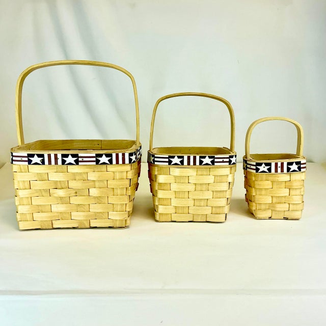 1980s Vintage Boho Chic Americana Arts & Crafts Maple Slat Holiday Accent Baskets - Set of 3 - 4th of July For Sale - Image 6 of 11