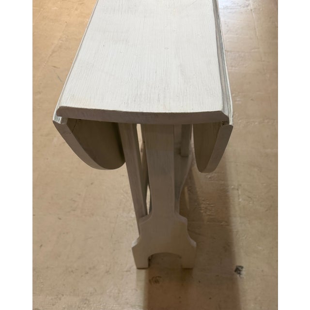Late 20th Century Vintage Whitewashed Drop-Leaf Round Accent Table in the Swedish Country Style For Sale - Image 5 of 8