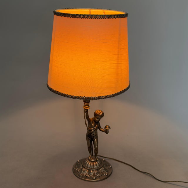 This refined table lamp represents a rare example of 1960s sculptural design, ideal for those seeking an exclusive piece...