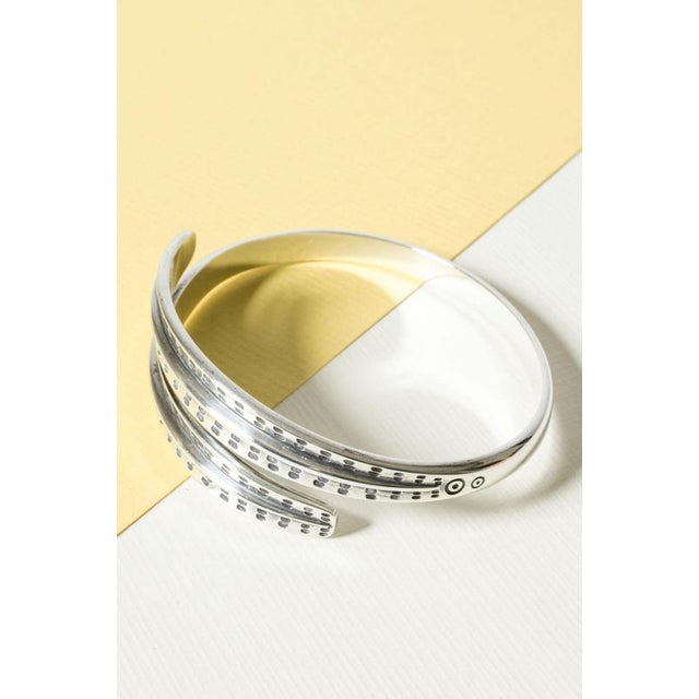 Cool silver bangle from David Andersen, in weighty quality. Wrap-around design with an etched graphic pattern. Weight 39 cm.