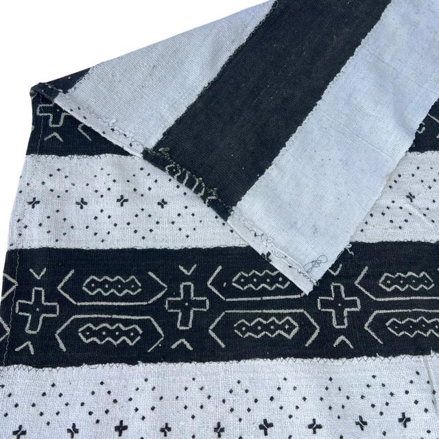 African Early 20th Century Black and White Mudcloth Textile Mali 82 x 61 For Sale - Image 3 of 7