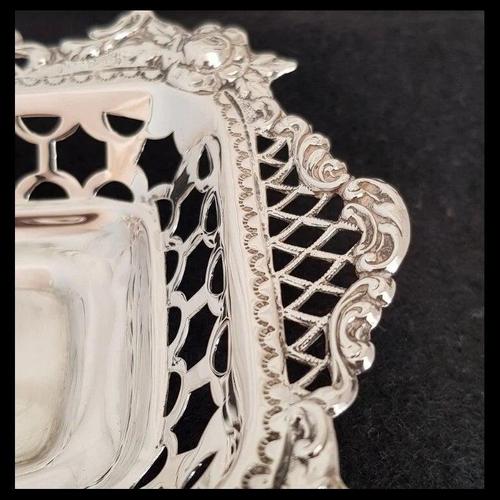 Victorian Sterling Silver Trinket Dish from William Comyns & Sons, London, 1899 For Sale - Image 9 of 18