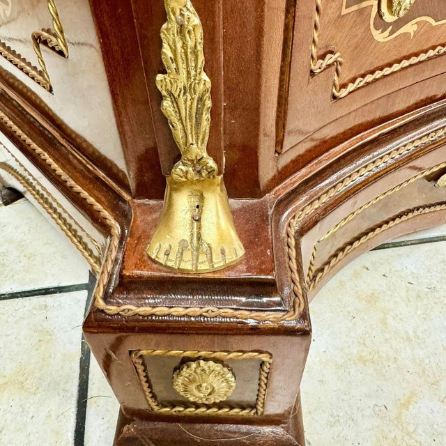 Stunning commode. Tall, narrow and shallow chest of drawers, characterized by having seven drawers. Boullé style...