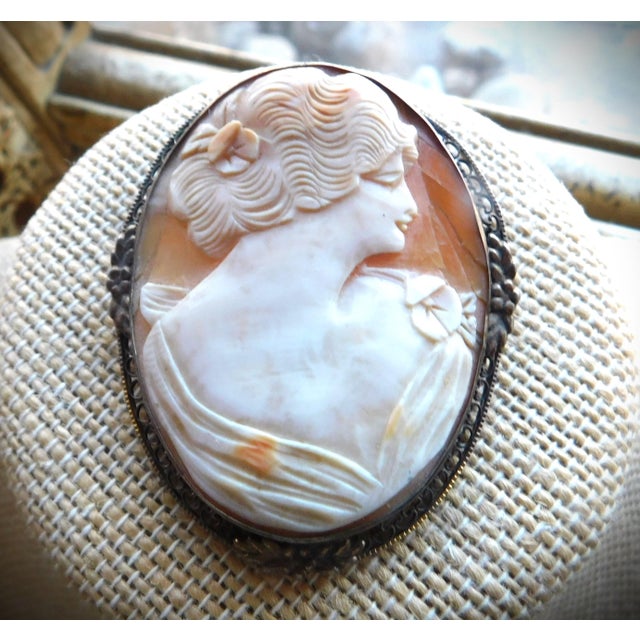 Metal Antique Victorian Cameo Oval 10k Gold Woman Profile Brooch Pin Mesh Floral Mounting For Sale - Image 7 of 8