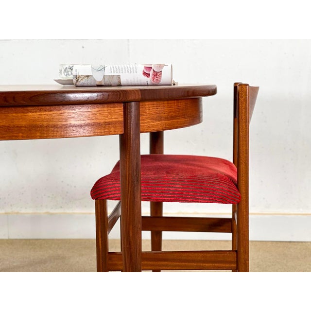 Mid-Century Modern Round Extendable Dining Table from G-Plan, 1960 For Sale - Image 3 of 13