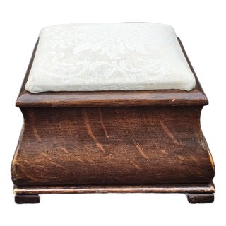 Early 20th Century Mid-Century Quartersawn Oak and Upholstered Storage Footstool For Sale