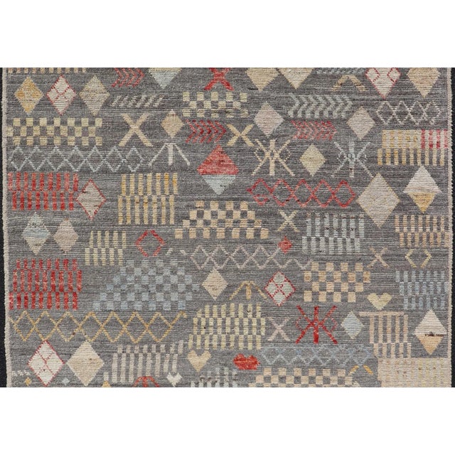Modern Hand-Knotted Tribal Rug in Wool With Sub-Geometric Design in Multicolor For Sale In Atlanta - Image 6 of 11