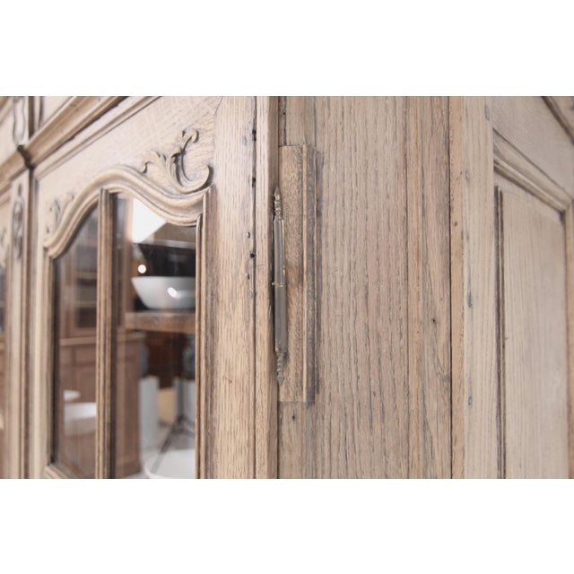 Late 18th Century Régence Oak Vitrine Cabinet For Sale - Image 16 of 18