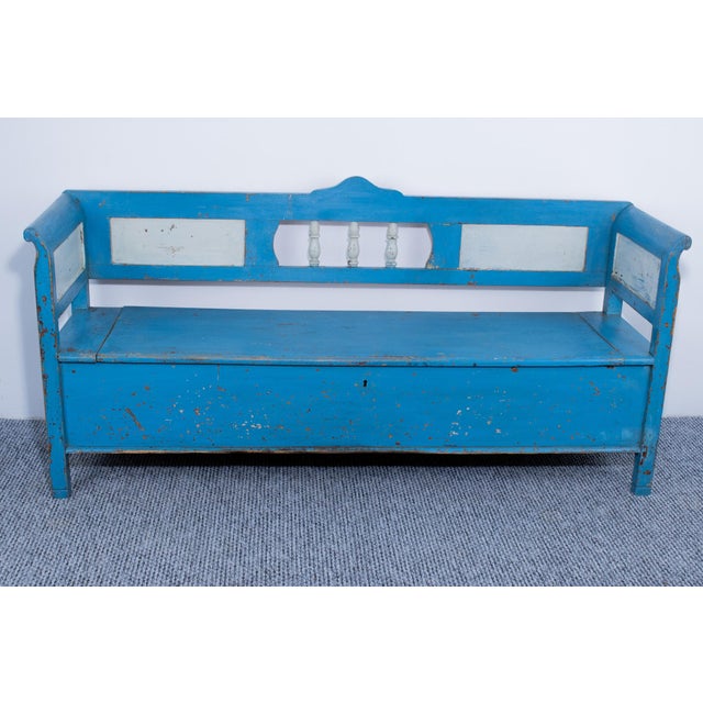 Pine Box Bench in Blue and White Color, 1910, in Good conditions. Designed 1890 to 1919