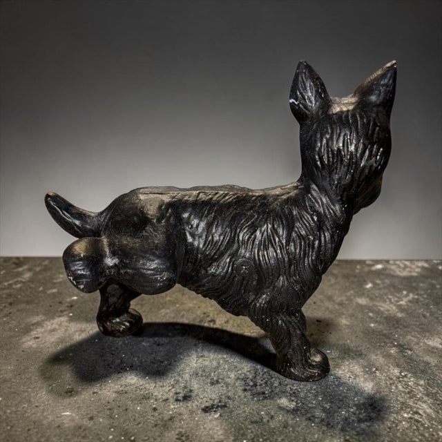 Design & Details: Classic mid-century Scottish Terrier (Scottie) silhouette featuring traditional molded fur texturing,...