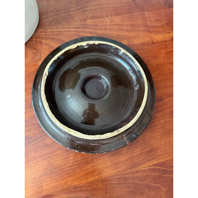 Chocolate Antique Two-Tone Stoneware 2-Gallon Crock With Original Matching Lid – Cobalt "2" Salt Glaze Storage Jar For Sale - Image 8 of 18