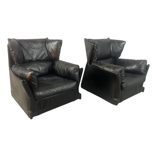 Viola dAmore Lounge Chairs in Dolphin Grey Leather with Hocker by Piero De Martini from Cassina, Italy, 1970s, Set of 2 For Sale