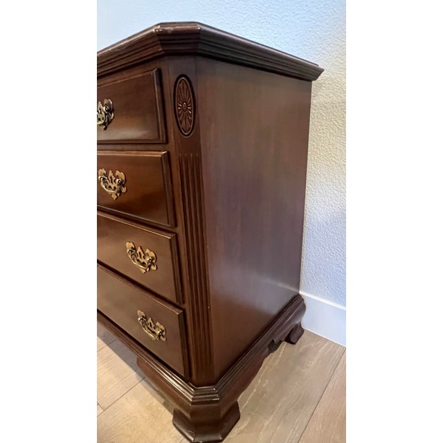 Traditional Ethan Allen Geogian Court 10-Drawer Triple Dresser – Made in Usa – Excellent Condition For Sale - Image 3 of 12