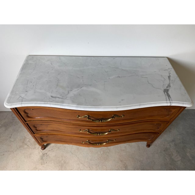 1960s Vintage French Provincial Louis XV Style Walnut & White Marble Top Three-Drawer Commode For Sale - Image 12 of 16