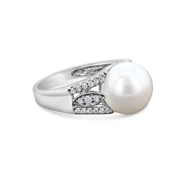 Contemporary Freshwater Pearl & Diamond Ring .25cttw 14k White Gold, Size 3 For Sale - Image 3 of 3