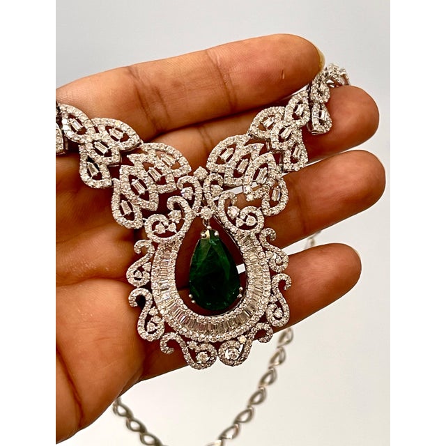 Gemstone 11 Ct Pear Shape Zambian Natural Emerald & 17 Ct Diamond Necklace 18 Karat Gold For Sale - Image 7 of 18