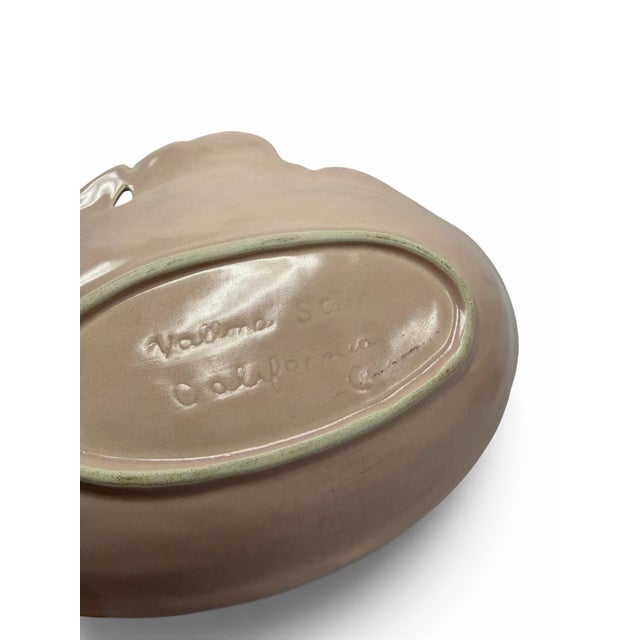 Early 20th Century Vintage 1950s Vallona Starr California Pottery Pink & Gold Condiment Jar and Leaf Tray Set For Sale - Image 5 of 7