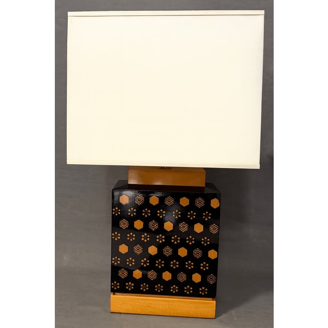 Japanese-style table lamp, lacquered with gold geometric designs, from the 1970s, vintage. Total height 82 cm. Wood...