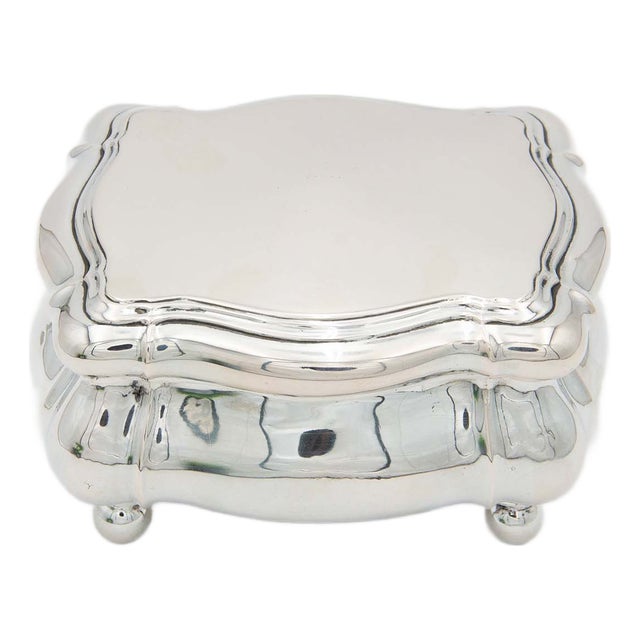 Plain Silver Jewelry Holder with Four Support Feet For Sale