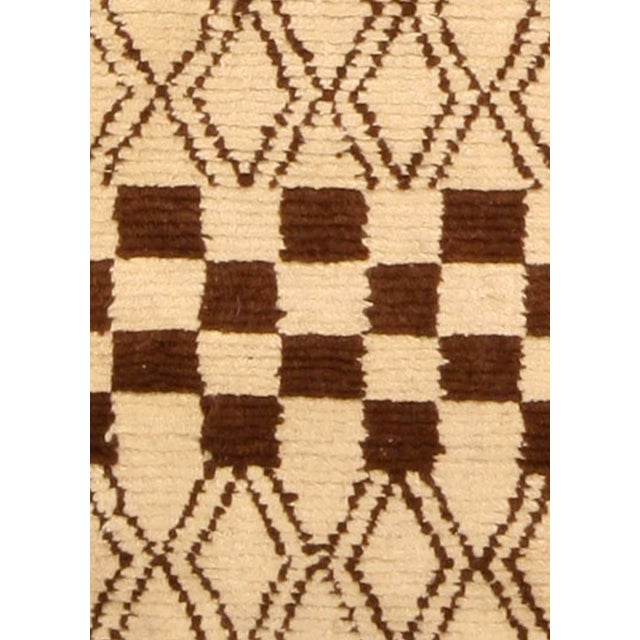Modern 1790 Moroccan rug in beige and brown by Doris Leslie Blau Size: 4'0" × 6'0" (121 × 182 cm) A perfect mix of chic...