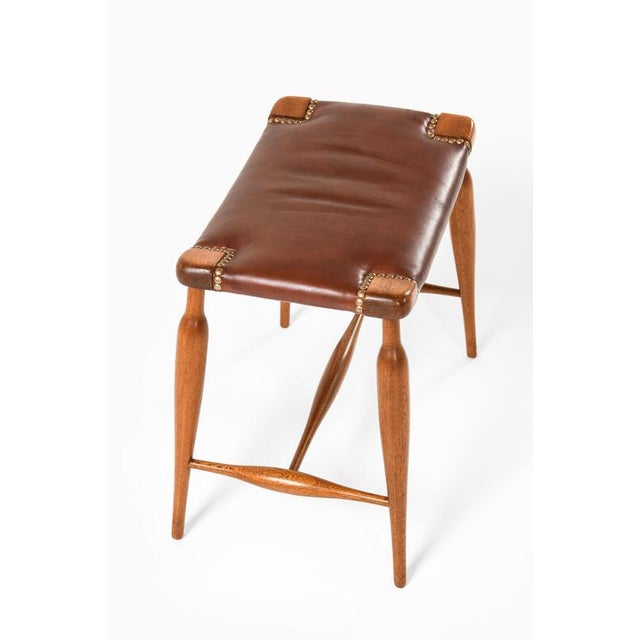 Stool in Mahogany, Brass and Leather attributed to Josef Frank, 1950s For Sale - Image 3 of 7