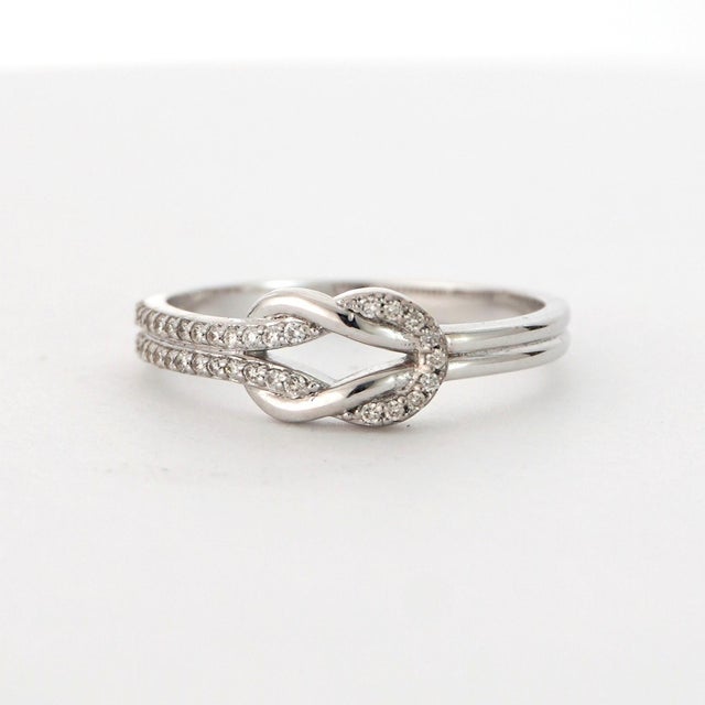 18k White Gold Knot Ring With Round White Diamonds Size 7 For Sale - Image 12 of 18