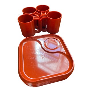 1970s 4 Mug and 4Plate Ingrid Ltd. Chicago Orange/Terracotta Melamine Set - 8 pcs For Sale