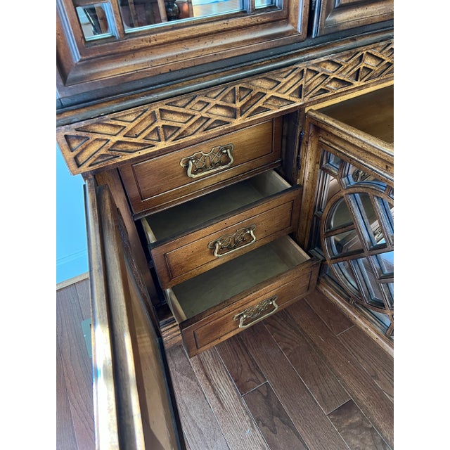 Late 20th Century Chinese Chippendale Chinoiserie Style Lighted China Cabinet With Pagoda Top and Mirrored Doors For Sale - Image 11 of 12