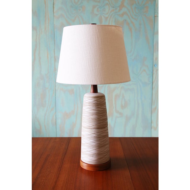 A highly collectable 1960s lamp designed by Jane and Gordon Martz of Marshall Studios in Veedersburg Indiana. These lamps...