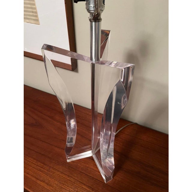 Transparent 1970s Herb Ritts Astrolite Hollywood Regency Clear Lucite Tripod Tri-Fin Table Lamp For Sale - Image 8 of 10