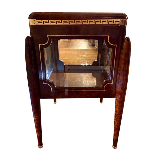 Brown Versace Style Burl & Brass Greek Key Display Curio Vitrine. Italy, 20th Century. For Sale - Image 8 of 8