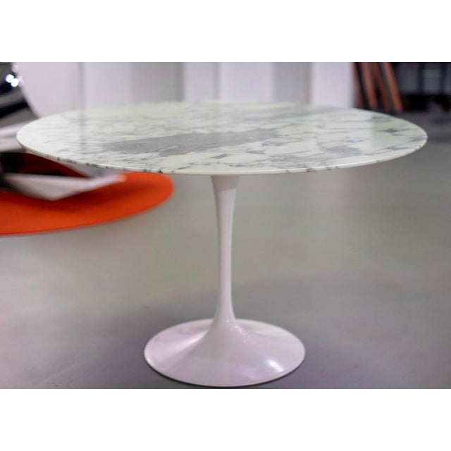 Mid-Century Modern Mid-Century Marble and Fiberglass Tulip Dining Table by Eero Saarinen for Knoll International, 1960s For Sale - Image 3 of 5
