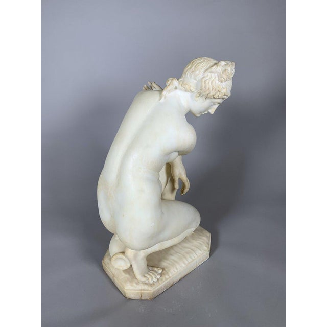 Early 19th-century white marble sculpture in the Neoclassical style depicting Venus at the Bath For Sale - Image 6 of 10