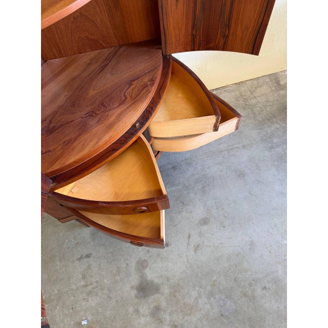 Mid 20th Century Danish Rosewood Corner Cabinet in Style of Kai Kristiansen – Vintage Scandinavian Curved Bar / Storage Cabinet For Sale - Image 4 of 10