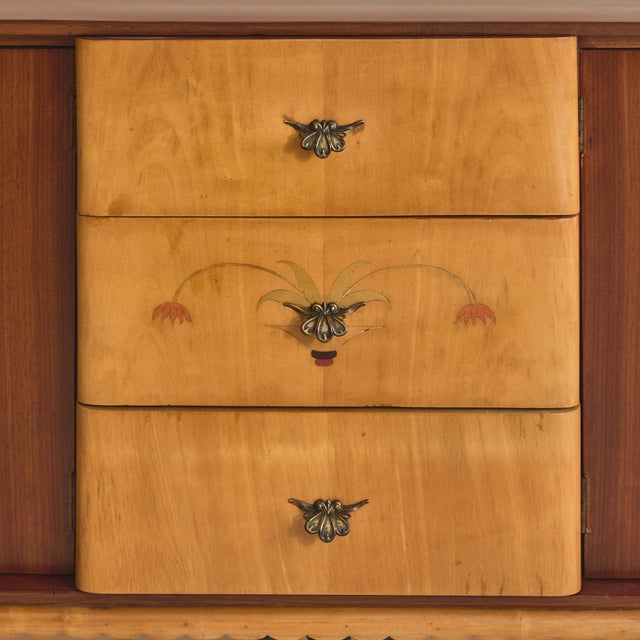 Italian Mahogany Two-Tone Scalloped Sideboard Attributed to Paolo Buffa, 1950s For Sale - Image 9 of 11