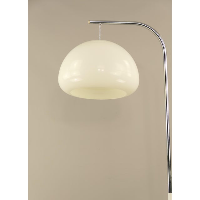 Adjustable, restored floor lamp with textile cable. The lamp gives a cosy, non-dazzling light. Shade diameter: 40 cm/15,75...